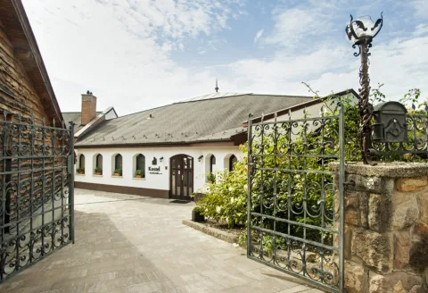 Kostel Vendégház – Kesztölc